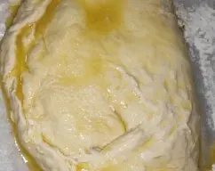 Step <p>Sacamos la masa del vaso y hacemos una bola y la ponemos en un bol tapado con papel film dejamos reposar por 1 hora después en una superficie enharinada damos un par de vueltas a nuestra masa y la cortamos en 4 partes extendemos cada una de ellas con un rodillo haciendo una masa circular como si fuera una tortita y le ponemos a la primera el tomate encima y después la mozzarella y el jamón cerramos la tortita creando el calzone ( como si fuera una empanadilla ) con los dientes de un tenedor apretamos los bordes para cerrarlos mejor hacemos lo mismo con el resto de tortitas que teníamos ( las otras 3 ) metemos los 4 calzone al horno en una bandeja forrada de papel de hornear 20 minutos / 200ºC.</p><p><br></p><p><br></p><p><br></p><p><br></p><p><br></p><p><br></p><p><br></p><p><br></p><p><br></p><p><br></p><p><br></p><p><br></p><p><br></p><p><br></p><p><br></p><p><br></p><p><br></p><p><br></p><p><br></p> illustration