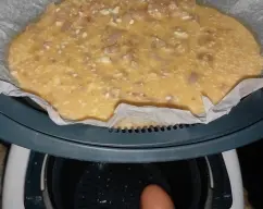 Step <p>Ponemos los ingredientes en el vaso de nuestra Thermomix® y mezclamos 10 segundos/ velocidad 3.</p><p><br></p><p>-Humedecemos un poco un papel vegetal y lo ponemos en la bandeja varoma, pincelamos dicho papel con un poco de aceite de oliva virgen extra, cortando con unas tijeras el papel sobrante.</p><p><br></p> illustration