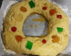 Step <p>-Preparar la masa de arranque</p><p>-Templamos unos 50 ml de la leche, tiene que estar tibia, no caliente. La ponemos en un cuenco y añadimos 2 o 3 cucharadas de la harina y la levadura desmenuzada, y mezclamos hasta que se disuelva. Cubrimos con film de cocina y dejamos reposar en un lugar templado (por ejemplo dentro del horno con la luz encendida) durante unos 20 minutos.</p><p>*Hacer la masa</p><p>-Una vez que la masa de arranque ha fermentado (hará burbujas), podemos preparar la masa. Ponemos en el vaso todos los ingredientes, incluida la masa de arranque, y programamos 30 segundos / velocidad 6. La masa estará algo pegajosa. Ahora programamos 3 minutos / velocidad espiga. Dejamos leudar la masa dentro del vaso por unas 2 horas, la masa tiene que doblar su volumen.</p><p>-Cuando la masa haya doblado su volumen, la sacamos del vaso y la pasamos a una superficie enharinada. Vamos a desgasificar, es decir amasar un poco para sacarle el aire. Dejamos reposar 15 minutos y luego ya podemos darle forma a nuestro roscón.</p><p>-Primero separamos la masa según los roscones que vayamos a hacer (uno grande y uno pequeño, o dos medianos). Formamos una bola y hacemos un agujero en el centro con los dedos. Vamos levantando el roscón para que con el peso se vaya estirando. El agujero tiene que quedar grande, porque en el horno se achicará bastante.</p><p>-Ponemos el roscón en una fuente de horno cubierta con papel de hornear y dejamos reposar aproximadamente 1 hora más, tiene que doblar su volumen. Un buen truco es calentar el horno a 50°C, apagarlo y poner el roscón dentro, esto acelerará el tiempo de leudado.</p><p>-Una vez que ha doblado su volumen, pincelamos con huevo batido y lo decoramos a nuestro gusto, por ejemplo con fruta escarchada, naranjas confitadas, almendras laminadas, azúcar glass, o lo que prefiramos.</p><p><br></p> illustration