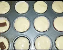 Step <p>Precalentar el horno a 220º. Pesar el aceite y la leche y reservar.</p><p><br></p><p><br></p><p><br></p><p>Pulverizar el azúcar con la piel de limón durante 30 segundos/velocidad progresiva 5-10. Retirar y reservar.</p><p><br></p><p><br></p><p><br></p><p>Colocar la mariposa, añadir las claras de huevo con la sal y programar 4 minutos/velocidad 3-1/2. </p><p><br></p><p><br></p><p><br></p><p>Cuando las claras se hayan montado, retirar y reservar.</p><p><br></p><p><br></p><p><br></p><p>Agregar las yemas y el azúcar con limón y programar 1 minuto/velocidad 3'5.</p><p><br></p><p><br></p><p><br></p><p>Programar velocidad 3, sin tiempo e ir añadiendo el aceite y la leche por el bocal.</p><p><br></p><p>Retirar la mariposa y agregar la harina y la levadura. Mezclar 30 segundos/velocidad 4.</p><p><br></p><p><br></p><p><br></p><p>Agregar las claras y envolver con cuidado con la espátula, con movimientos envolventes. </p><p><br></p><p><br></p><p><br></p><p>Repartir en los moldes por la mitad ponemos un trozo de chocolate y volvemos a echar más masa encima.</p> illustration