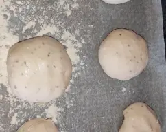 Step <p>Ponemos en el vaso el azúcar y el agua, hacemos 2,5 minutos / 37 */ velocidad 1.</p><p><br></p><p>-Ahora añadimos el resto de ingredientes y hacemos 4 minutos / velocidad espiga.</p><p><br></p><p>-Colocamos un recipiente (resistente a altas temperaturas) con agua en la parte inferior del horno. Cerramos y dejamos unos 10 minutos en el horno cerrado.</p><p><br></p><p>-Ponemos las porciones de masa (espolvoreadas con un poco de agua) en la bandeja e introducimos en el horno.</p><p><br></p> illustration