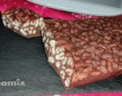 Step <p>-Forramos 2 moldes (madera, tapper, cartón de leche) con un folio de papel blanco o un papel de hornear, cortados a medida pero que sobresalgan los laterales para poder tapar el turrón.</p><p>-Ponemos en el vaso el chocolate con leche y el fondant y programamos 10 segundos /Velocidad 10.</p><p>-Bajamos los restos de las paredes con la ayuda de la espátula y agregamos la manteca. Programamos 5minutos/50º /Velocidad 2.</p><p><br></p><p>-Retiramos el vaso de la máquina y dejamos templar un par de minutos o tres.</p><p><br></p><p>-Volvemos a poner el vaso en la máquina, agregamos el arroz inflado chocolateado y programamos 20 segundos /Velocidad cuchara/Velocidad cuchara.</p><p><br></p><p>-Una vez que termine, lo mezclamos bien con la espátula.</p><p><br></p><p>-Vertemos la mezcla en los moldes y le damos unos golpecitos secos y suaves para que se deshagan las posibles bolsas de aire.</p><p><br></p> illustration