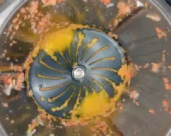 Step <p>-Ponga en el vaso la cebolla, el ajo y el aceite. Trocee 5 seg/vel 5 y sofría ,después 7 min/120º/vel.1.</p><p>- Coloque la mariposa ó el cubrecuchillas en las cuchillas y añada la carne, el tomillo, el romero y el laurel. Rehogue 5 min/120º/giro inverso/vel. </p> illustration