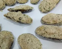 Step <p>Ponemos lo mejillones con la concha limpia en el varoma, añadimos el agua al vaso y programamos 15 minutos, varoma, velocidad 1. Retire del varoma. Separe los mejillones de las valvas y reserve por separado. Vacie el vaso.<br></p> illustration