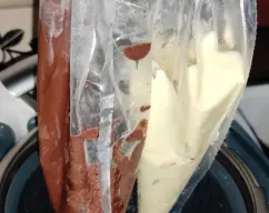 Step <p>Vierte el agua en el vaso de Thermomix. Coloca el cestillo e introduce la manga pastelera en su interior. Cierra la tapa y extrae el exceso de plástico por el bocal (para que no se llene de agua) sujetándolo con el cubilete (como se ve en la foto). Programa 15 minutos/ 80º/ velocidad 2.</p><p><br></p><p>-Retira la manga pastelera de la Thermomix y utiliza inmediatamente.</p><p><br></p><p>-Facil y cómodo!!!</p> illustration