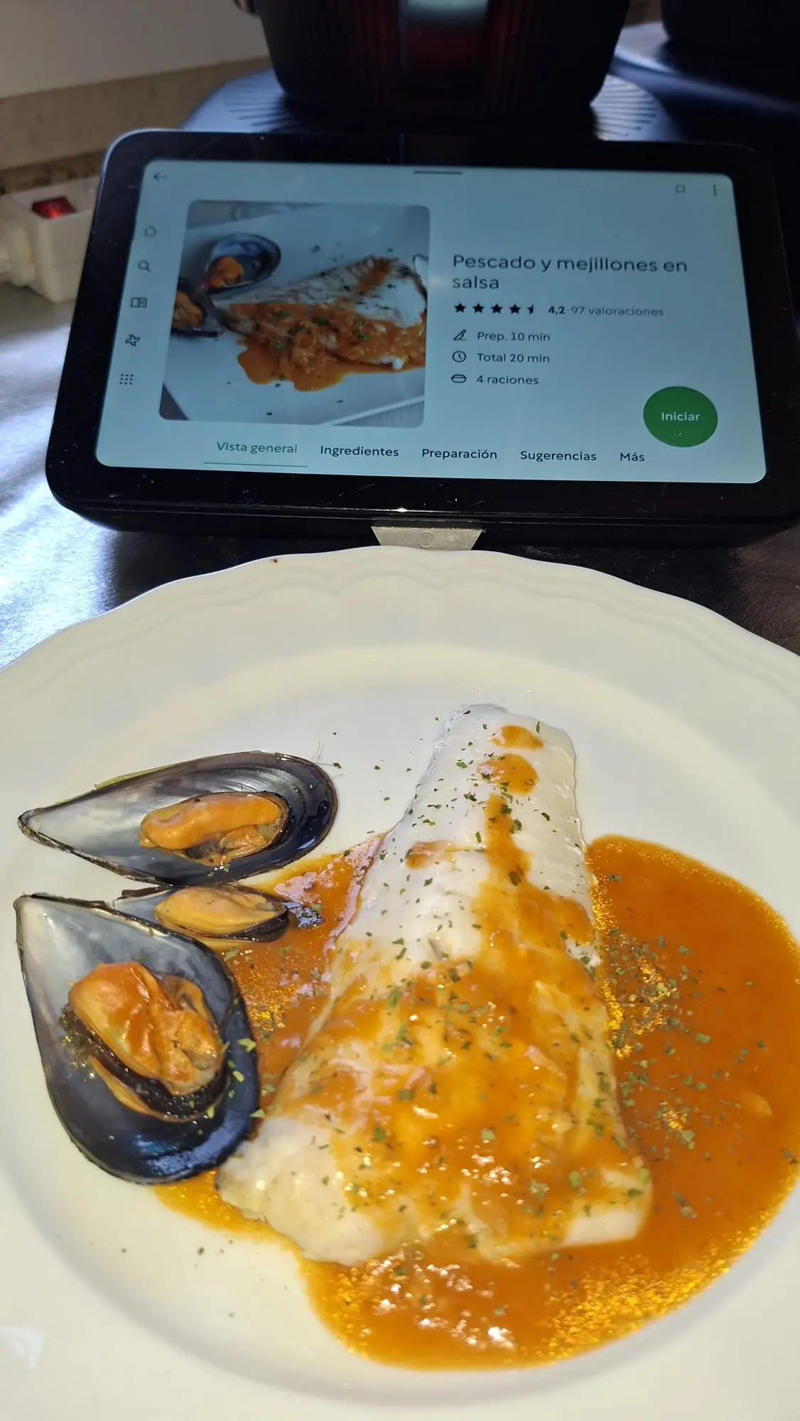Step Ponga en el vaso la cebolla, el ajo y el aceite y trocee 3 seg/vel 5.
Añada el tomate y sofría 8 min/100°/vel 1.
Añada el vino, el pimentón y la sal. Sitúe el recipiente Varoma en su posición con el pescado. Coloque la bandeja Varoma con los mejillones, tape el Varoma y programe 10 min/Varoma/vel 1. illustration