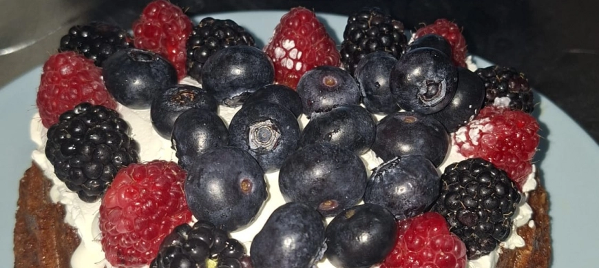 BIZCOCHO DE CARAMELO CON FRUTAS Y SALSA DE CARAMELO CON THERMOMIX EN RIBERA DEL FRESNO