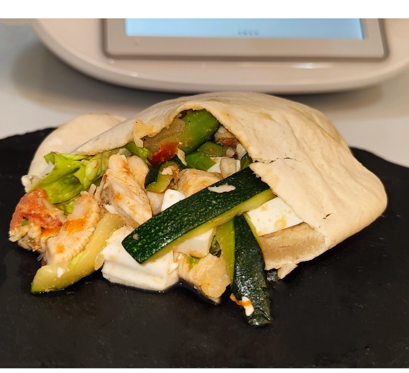 PAN PITA RELLENO DE POLLO, CALABACIN Y QUESO EN THERMOMIX. PARA PICAR EL 19 DE MARZO DIA DEL PADRE. BADAJOZ, VILLANUEVA DELA SERENA.