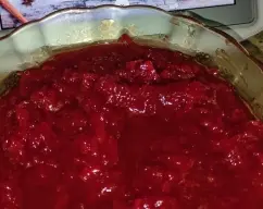 Step <p>Bajar de las paredes del vaso los pimientos que puedan haberse adherido, nos podemos ayudar con la espátula.</p><p><br></p><p>-Añadir el agua, el azúcar y el vinagre, programando 35 minutos/ varoma/ giro inverso / velocidad cuchara. Colocar la tapa pero con el cestillo en lugar del cubilete para que se evapore el agua.</p><p><br></p><p>-Dejar enfriar y almacenar en la nevera en un recipiente hermético hasta que vayamos a utilizar los pimientos confitados en alguna de nuestras elaboraciones.</p><p><br></p> illustration