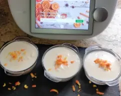 Step <p>Colocamos en el vaso la mariposa. Ahora ponemos la leche, el arroz, la piel de la naranja y la ramita de canela. Programamos 30 minutos/ 90º/ velocidad 1.</p><p><br></p><p>-Cuando acabe el tiempo, con ayuda de un tenedor, quitamos la piel de la naranja y la ramita de canela.</p><p><br></p><p>-Añadimos ahora el azúcar y programamos 10 minutos/90º/velocidad 1.</p><p><br></p> illustration