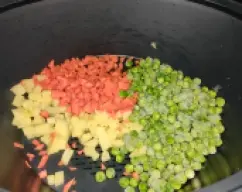 Step <p>Corta patatas, zanahorias muy pequeñas y ponlas en el varoma junto con los guisantes (yo puse poca patata para que así tenga más colorido a la hora de montarlo y lo hice todo muy pequeñito, queda mejor. Hazla a tu gusto). Pon 800gr de agua en el vaso y programa 35 minutos/ Varoma/velocidad 1. Cuando la patata y la zanahoria esté blandita, estará listo. Deja enfriar y reserva.</p><p><br></p><p>- En un bol, vierte la ensaladilla y agrega mayonesa, dale el punto que a ti te guste. Reserva</p><p><br></p><p>- En otro bol, vierte el atún con el aceite escurrido previamente, el salmón finamente picado y si quieres puedes agregar gambas, palitos de cangrejo, etc.... añade un poquito de mayonesa, remueve y reserva.</p><p><br></p><p>- Coge las lonchas de pan de molde BIMBO BUENÁSIMO sin corteza y aplástalas con la ayuda del rodillo, hazlo de una en una para que no se te queden pegadas. Pon sobre ellas el aro de emplatar del tamaño que desees -hasta 10cm máx- y aprieta fuerte este sobre a loncha, así te cortará el circulo de pan de molde para el pastel. Repite la operación las veces que sea necesario. Necesitarás 4 lonchas por persona.</p> illustration