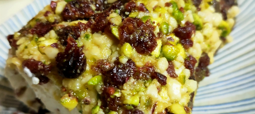 Rollo de queso crema y pistachos