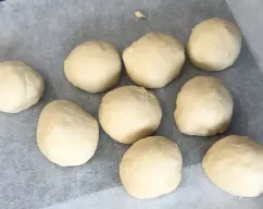 Step <p>Colocamos todo sobre una bandeja de horno y lo dejamos reposar tapado hasta que dobla el volumen .</p> illustration