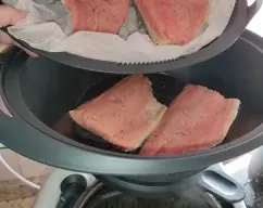 Step <p>Ponga en el vaso el ajo y el perejil y pique 3 seg/vel 7.</p><p><br></p><p>-Añada la cebolla, el pimiento verde, el pimiento rojo, 1-2 piparras, el tomate, 2 pellizcos de sal, el vinagre y el aceite.</p><p>-Trocee 3 seg/vel 5. Retire a un bol, añada las aceitunas, mezcle y reserve. Aclare el vaso.</p><p><br></p><p>-Ponga en el vaso las patatas y 700 g de agua y trocee 2 seg/vel 5. Vierta en el cestillo (si quedase algún trozo de patata muy grande, córtelo con un cuchillo) y aclare las patatas bajo el grifo hasta que el agua salga completamente limpia, para quitar el almidón. Reserve.</p> illustration