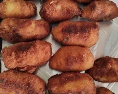 Step <p>Vierta la bechamel en una manga pastelera (colocada en el cestillo) o en una fuente de horno humedecida previamente (para que no se pegue la masa) y déjela enfriar. Reserve en el frigorífico un mínimo de 8 horas.</p><p><br></p><p><br></p><p><br></p><p><br></p> illustration