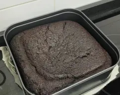 Step <p>Precaliente el horno a 180 º . Unte con mantequilla un molde desmontable de 24 cm.<br></p> illustration