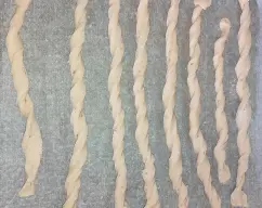 Step <p>Precaliente el horno a 200°C. Forre una bandeja de horno con papel de hornear.</p><p><br></p><p>-Ponga en el vaso el agua, la levadura, la harina, las hierbas provenzales, el azúcar, la sal y el aceite y mezcle 30 seg/vel 4. Retire la masa del vaso y forme una bola.</p> illustration