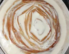 Step <p>Cuando la masa filo esté medio dorada, retiramos el molde del horno y repartimos sobre él, la mezcla reservada, cuidando de repartirla por toda la tarta y volvemos a introducir al horno unos 25-30 minutos más, hasta que esté bien horneada y la crema cuajada.</p><p><br></p><p>-Si veis que se os dora mucho por arriba, podéis poner solo el calor abajo. Dejamos templar, desmoldamos y una vez fría, o templada podemos espolvorear con azúcar glas.</p><p><br></p><p><br></p><p><br></p><p><br></p><p><br></p> illustration