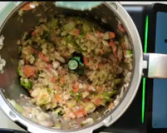 Step <p>Ponemos en el vaso todas las verduras, especias y las hierbas, lo picamos 10 seg. vel 5</p> illustration