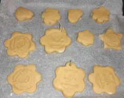 Step <p>Saca la masa del vaso y la guardas en la nevera un buen rato para que la mantequilla endurezca.</p><p><br></p><p>-Cuando la masa esté más dura, la sacas de la nevera y la estiras con un rodillo. Que no quede muy gruesa o al hornear perderá la forma del cortador. Utiliza tu cortador favorito y no olvides hacer un agujero a la masa para poder introducir después un hilo. Yo utilizo un Bic al que quito la carga de tinta.</p><p>Pasa las galletas a la bandeja del horno.</p><p><br></p><p>-Precalienta a 180 grados -calor arriba y abajo- y programa entre 9 y 12 minutos. Ya sabes que cada horno es un mundo pero saca las galletas cuando estén doradas. Déjalas enfriar un poco. Mientras tanto ponte manos a la obra con la glasa.</p><p><br></p><p>*Para hacer la glasa, limpia el vaso y lo secas bien, esto es importante.</p><p>Introduce el azúcar y tritúrala 30 segundos / Velocidad 10. (Quedará como polvo).</p><p><br></p><p>Separa la clara de un huevo e introduce la clara en el vaso con el azúcar. Ahora debes batir unos 30 segundos / velocidad 6. Quedará como pintura blanca.</p><p><br></p><p>Vierte la glasa en un bol y con un pincel o espátula pequeña, cubre con cuidado las galletas y espera a que sequen.</p><p><br></p> illustration