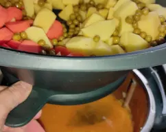 Step <p>Poner en el vaso la cebolla, el puerro y ajo y triturar 10 seg/ vel.4. </p><p><br></p><p><br></p><p><br></p><p>Añadir el aceite y sofreir 5 min/ varoma /vel. 1.</p><p><br></p><p><br></p><p><br></p><p>Poner a continuación la carne (salpimentada), tomate frito, laurel y pimentón y sofreir otros 5 min/varoma/giro inverso/ vel. cuchara.</p><p><br></p><p><br></p> illustration