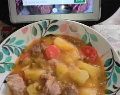 Step <p>Mientras ir poniento en el recipiente varoma las patatas chascadas, la zanahoria en trocitos y los guisantes. (Utilizar la bandeja para repartir y que el vapor circule bien).</p><p><br></p><p><br></p><p><br></p><p>Añadir al vaso el vino, el agua, el cacito de caldo y sal.</p><p><br></p><p><br></p><p><br></p><p> Colocar el recipiente varoma en su posición y programar 40 min/ varoma /giro inverso /vel. cuchara. </p><p><br></p><p><br></p><p><br></p><p>Cuando termine este tiempo, comprobar si la carne está tierna y rectificar de sal (si es necesario).</p><p><br></p><p><br></p><p><br></p><p>Para emplatar, colocar en el plato las patatas, zanahoria y guisantes y echar la carne con su salsa.</p> illustration