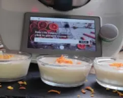 Step <p>Servimos en vasitos individuales o en una fuente grande. Cubrimos cada recipiente con film transparente o con papel de aluminio para que no se reseque la superficie y dejamos enfriar. Decoramos con canela y, si queremos, con piel de naranja.</p> illustration