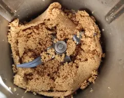 Step <p>-Lo primero que haremos será trocear un poco el turrón para lo cual lo ponemos en nuestro vaso de Thermomix en trozos pequeños y programamos 5 segundos / velocidad 5.</p><p>-Ponemos el resto de los ingredientes en nuestro vaso de Thermomix, la leche, La nata y los dos sobres de cuajada, una vez dentro de nuestro vaso programaremos 8 minutos / 90 ° / velocidad 4.</p><p><br></p> illustration