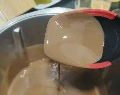 Step <p>Poner en el vaso los otros 750 g. de leche, 2 sobres de preparado para flan, 150 gr. de ázucar, el cacao y 20 gr. e mantequilla, programar 12 minutos/ 100º / vel 4.</p><p>Verter otra capa de chocolate.<br></p> illustration