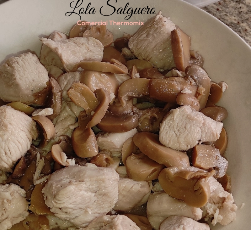 PECHUGA DE POLLO CON CHAMPIÑONES