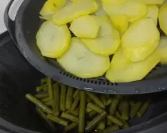 Step <p>Ponemos las patatas en la bandeja del varoma y las judías verdes en el recipiente varoma.</p> illustration