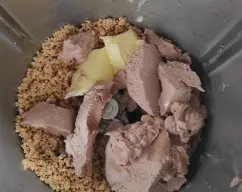 Step <p>Añada la mantequilla, el foie y el brandy y programe 6 minutos/90º/velocidad 2</p><p><br></p><p>-Incorpore el agua y programe 1minuto/ velocidad5 (debe quedar una textura ligera y cremosa).</p> illustration