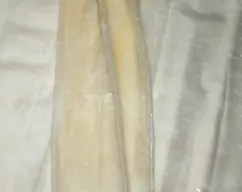 Step <p>Precalentamos el horno a 180º Ponemos la mantequilla en un cuenco y derretimos 1 minuto en el microondas a baja temperatura.</p><p><br></p><p>-Pincelamos con ella el molde. Colocamos una lámina de masa filo sobre la mesa , con la ayuda de un pincel, la vamos untando de mantequilla derretida solo por una cara.</p> illustration