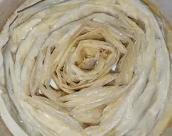 Step <p>Transcurrido el tiempo, quitamos el palo de canela y la piel de limón. Reservamos, mejor en una jarra, para luego volcar mejor al vaso. No hace falta lavar el vaso del Thermomix® , introducimos en él, los huevos y el azúcar, programamos 2 minutos /velocidad 4.</p><p><br></p><p><br></p> illustration