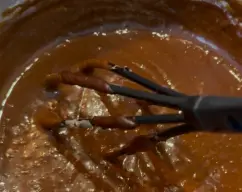 Step <p>Añadimos el zumo de naranja y programamos 30 seg/vel 6 y a continuación calentamos 1 min/50º/vel 2.</p><p>Incorporamos la mezcla a los huevos batidos y envolvemos bien con la espátula o con unas varillas con movimientos envolventes para que no se bajen.</p><p>Repartimos la mezcla en vasitos y lo llevamos al frigorífico mínimo 2 horas.</p><p>Decoramos al gusto con pistacho picado, chocolate rallado blanco o con lo que más te guste.</p> illustration