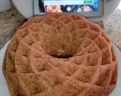 Step <p>Vertemos en el molde engrasado y horneamos a 180º, durante 40 minutos.</p><p><br></p><p>-El tiempo depende de cada horno, yo lo horneo solo con calor abajo durante los 15 primeros minutos y luego durante 30 minutos con calor arriba y abajo.</p><p><br></p><p>-Antes de sacarlo lo pinchamos con un palillo y si sale limpio es que ya está hecho.</p><p><br></p><p>-Desmoldamos y dejamos enfriar.</p> illustration