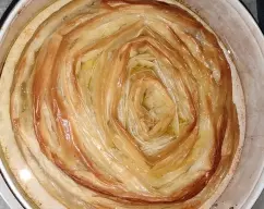 Step <p>Tras el primer minuto, vamos incorporando poco a poco la mezcla de leche infusionada, todavia tibia, por el vocal del Thermomix® .Reservamos, ya en el mismo vaso del Thermomix® .</p> illustration