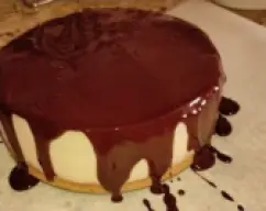 Step <p>Cuando haya cuajado preparar la cobertura de chocolate.</p><p><br></p><p>-Calentamos la nata hasta que hierba.</p><p><br></p><p>-Retiramos del fuego y añadimos el chocolate y la mantequilla, y removemos bien hasta que los ingredientes se integren completamente.</p><p><br></p><p>-Vertemos la cobertura sobre la tarta ya cuajada.</p> illustration