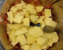 Step <p>Añada el aceite y programe 10 minutos/ Varoma/velocidad 1.</p><p><br></p><p>• Triture programando 30 segundos/velocidad 7.</p><p><br></p><p>-Con la espátula, baje los restos de verduras de la tapa y del interior del vaso hacia las cuchillas.</p><p><br></p><p>• Coloque la mariposa en las cuchillas. Incorpore el pollo y rehogue programando 5 minutos/ Varoma/giro a la izquierda/ velocidad cuchara.</p><p><br></p><p>• Agregue las patatas, el azafrán, el laurel y la sal y cubra con el agua.</p><p><br></p><p>-Programe 25 minutos/100º/giro a la izquierda/ velocidad cuchara.</p><p><br></p><p>• Vuelque en una fuente honda y sirva.</p><p><br></p><p><br></p><p><br></p><p><br></p><p><br></p><p><br></p><p><br></p><p><br></p><p><br></p><p><br></p><p><br></p><p><br></p><p><br></p><p><br></p> illustration