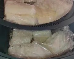 Step <p>-Ponemos en el vaso el queso roquefort, la leche, los 50g de vino blanco y la pimienta. Colocamos el varoma en su posición y ponemos en una bolsa de asar los lomos de bacalao, el aceite, y los 50g de vino blanco . Cerramos la bolsa , tapamos el varoma y programamos 15 minutos/ Varoma/ vel. 2.</p><p><br></p><p>-Retiramos el varoma y con cuidado de no quemarse abrimos la bolsa y ponemos los lomos de bacalao en una bandeja ( reservamos el líquido de la bolsa) .</p> illustration