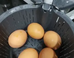 Step <p>Ponemos los huevos en el cestillo y llenamos el vaso con 1 litro de agua.</p><p>Programamos 30 minutos, temperatura varoma, velocidad 1.</p><p>Dejamos enfriar.</p> illustration