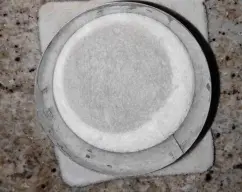 Step <p>Montaje de pastel:</p><p><br></p><p>-Pon el aro de emplatar e introduce tu primera loncha redonda de pan Bimbo.</p><p><br></p><p>-Vierte un poco de ensaladilla, aplástala bien para que quede perfecta por los rincones.</p><p><br></p><p>-Pon el pan de molde y vierte el atún con el salmón. Haz lo mismo para que quede perfecto.</p><p><br></p><p>-Pon la última la 3º lámina de pan de molde y la ensaladilla y tapa con la 4º lámina de pan Bimbo, retira el aro de emplatar con cuidado.</p><p><br></p> illustration