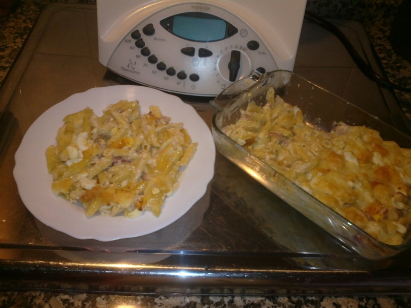 macarrones a la carbonara con crujiente de curado y huevo