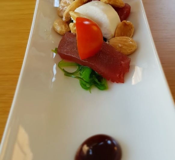 Canoa de sashimi de atún rojo en wakame con queso de cabra payoya y almendras fritas en Thermomix® badajoz